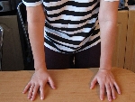 3 šúchať rukami dopredu po doske stola